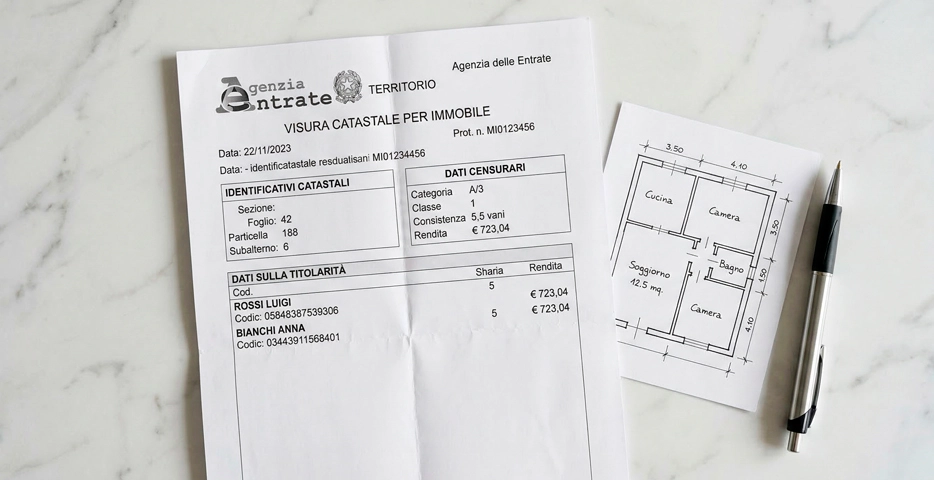 Visura catastale italiana stampata su carta con planimetria e penna — guida 2026 ai 5 tipi, costi e come richiederla online gratis