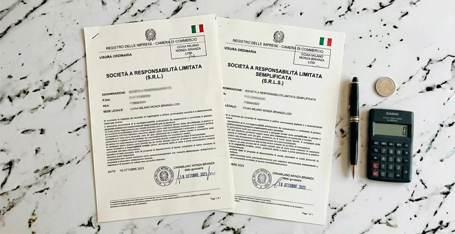 Due documenti societari italiani — SRL e SRLS — affiancati su scrivania con penna e calcolatrice: guida differenze e costi 2026
